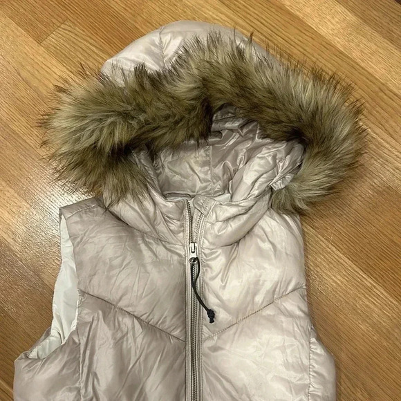 BNWOT Gap Kids Puffer vest - Picture 2 of 5